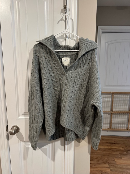 Abercrombie & Fitch Sweaters - NWT Abercrombie & Fitch Women's Gray Cable-Knit Hooded Sweater